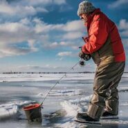 نصب تور ماهیگیری زیر دریاچه یخ زده